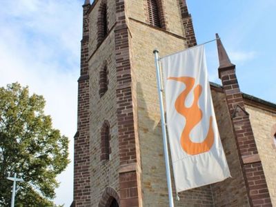 Festlich geschmückt zeigt sich die Kreuzkirche in Beverungen im Jubiläumsjahr. Fotos: Heide Welslau