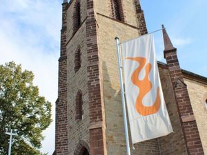 Festlich geschmückt zeigt sich die Kreuzkirche in Beverungen im Jubiläumsjahr. Fotos: Heide Welslau